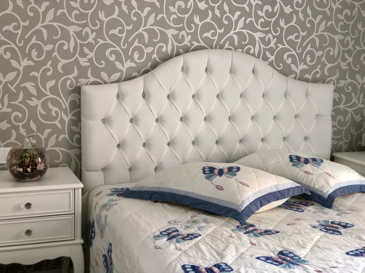 bedroom-painting-bed-tufted-headboard-harrogate-decorators Bedroom with tufted headboard, professionally painted in Harrogate by Harrogate Decorators
