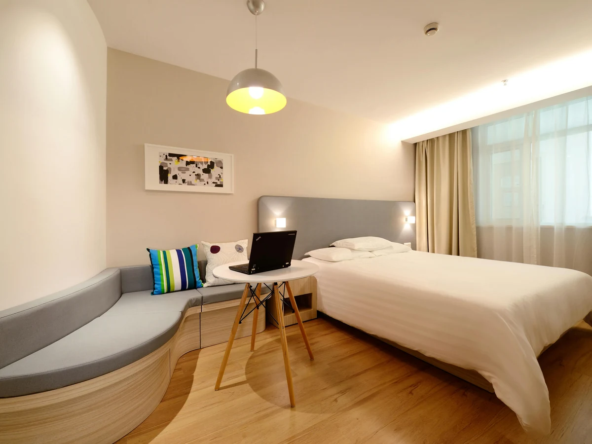 bedroom-painting-clean-modern-hotelstyle-harrogate-decorators Clean modern hotel-style bedroom painting in Harrogate by Harrogate Decorators