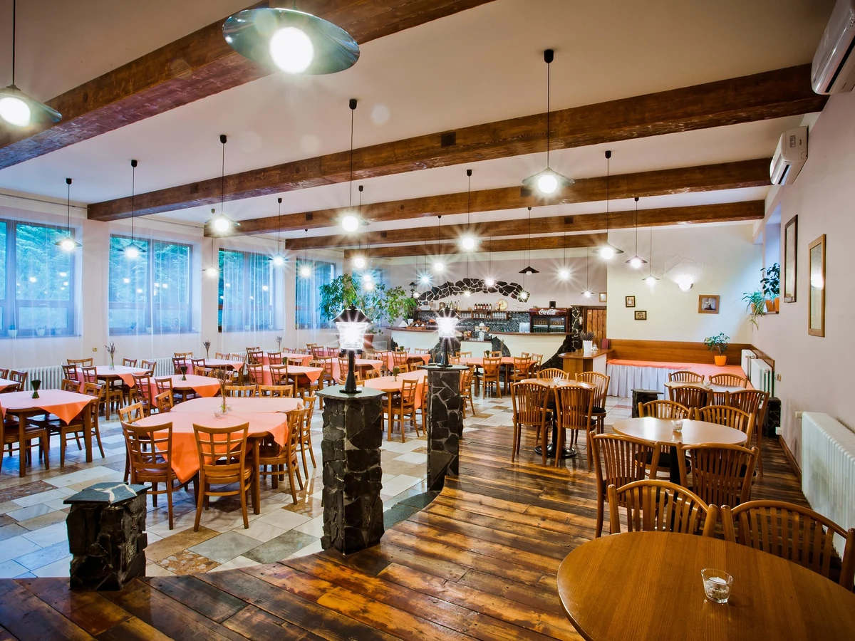 commercial-painting-spacious-restaurant-interior-harrogate-decorators Commercial painting of a spacious restaurant interior in Harrogate by Harrogate Decorators