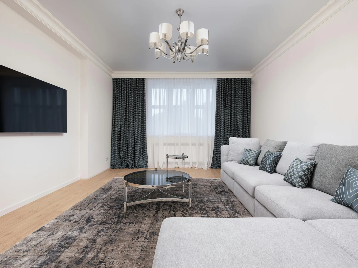 living-room-painting-white-lounge-grey-harrogate-decorators Living room painting Harrogate, white lounge with grey feature wall by Harrogate Decorators