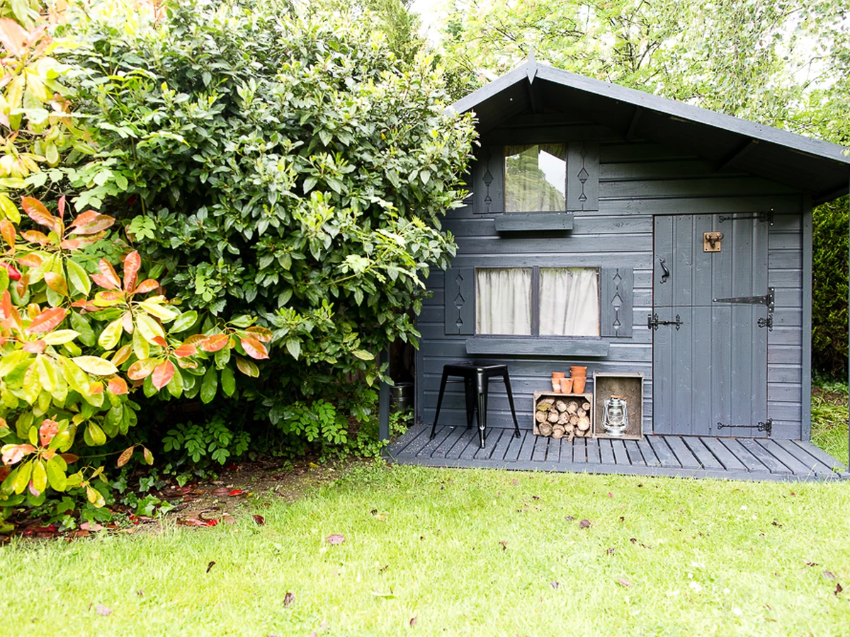 wood-painting-dark-wooden-garden-harrogate-decorators Dark wooden garden timber painting in Harrogate by Harrogate Decorators